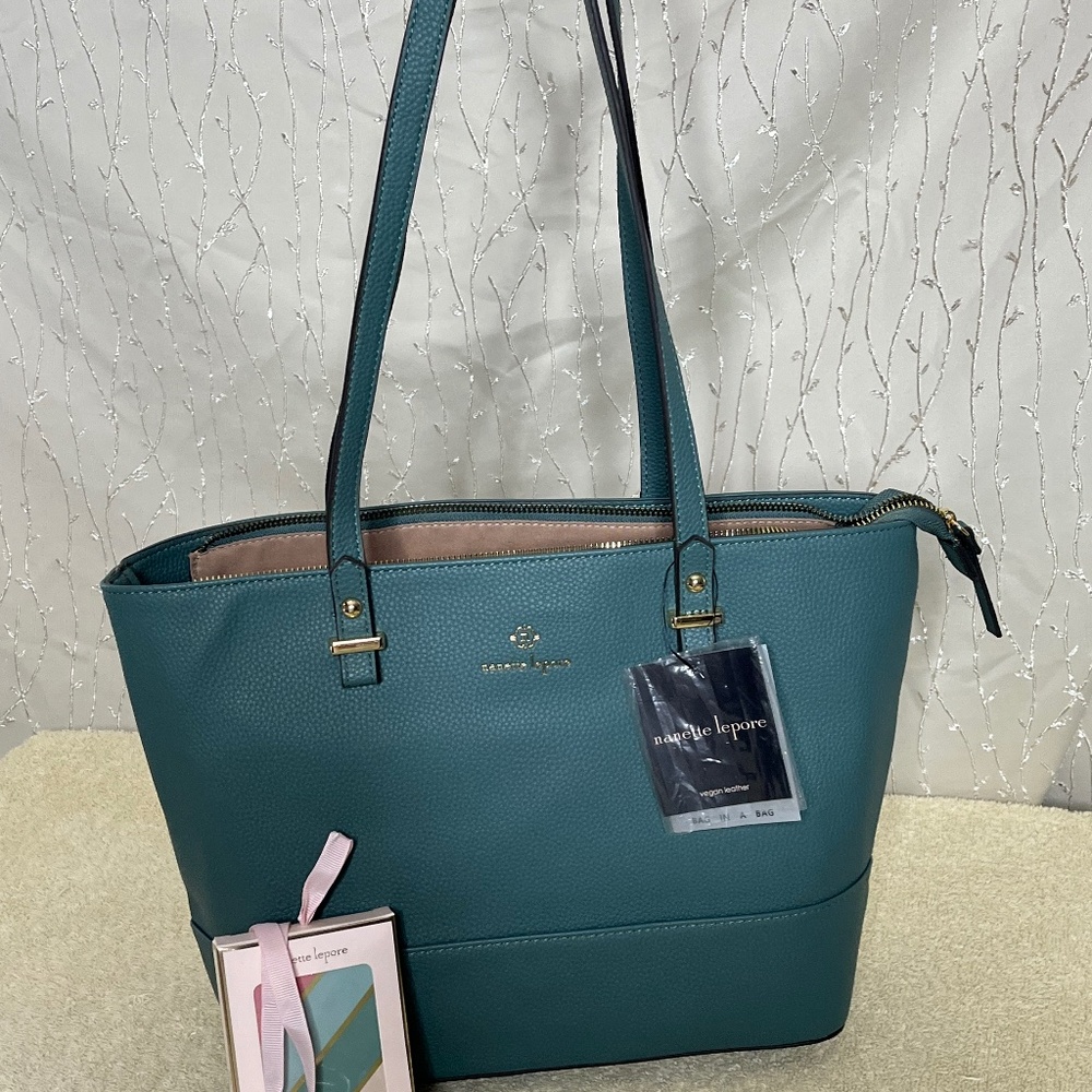 Medium size shoulder bag
